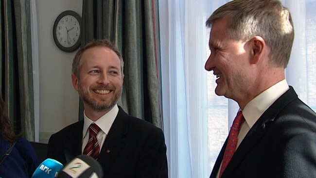 Bård Vegard Solhjell tar over som miljøvernminister etter Erik Solheim (NRK) Bård Vegard Solhjell tar over som miljøvernminister etter Erik Solheim (NRK)