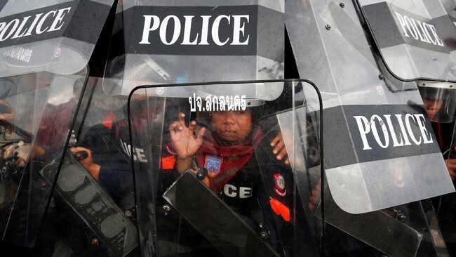 Politiet verner seg mot steinkastende demonstranter i Bangkok (Foto: DAMIR SAGOLJ/Reuters) Politiet verner seg mot steinkastende demonstranter i Bangkok (Foto: DAMIR SAGOLJ/Reuters)