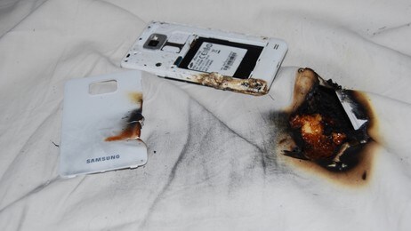 Emma Bloms Samsung Galaxy SII, som skal ha eksplodert. (Foto: Emma Blom) Emma Bloms Samsung Galaxy SII, som skal ha eksplodert. (Foto: Emma Blom)