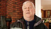 Bonde ranet - Grønnsakbonde Helge Pettersen trodde først han opplevde en voldsom spøk. Det viste seg å været et brutalt ran med maskerte menn, kjøttkniv og pistol.