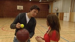 Liten og stor ball (Foto: Bjørn Steinar gundersen/NRK)