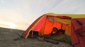 Kari Toft går isbjørnvakt - På telttur på Svalbard må man ha isbjørnvakt når andre sover. NRKs Kari Toft har fått jobben.