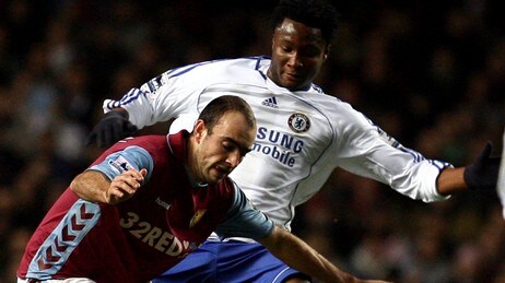 Chelseas John Obi Mikel i kamp om ballen med Aston Villas Gavin McCann (Foto: SIMON DAWSON/AP) Chelseas John Obi Mikel i kamp om ballen med Aston Villas Gavin McCann (Foto: SIMON DAWSON/AP)