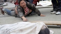 En kvinne sørger over sin døde mann i Yingxiu i Sichuan (Foto: STRINGER SHANGHAI/SCANPIX)