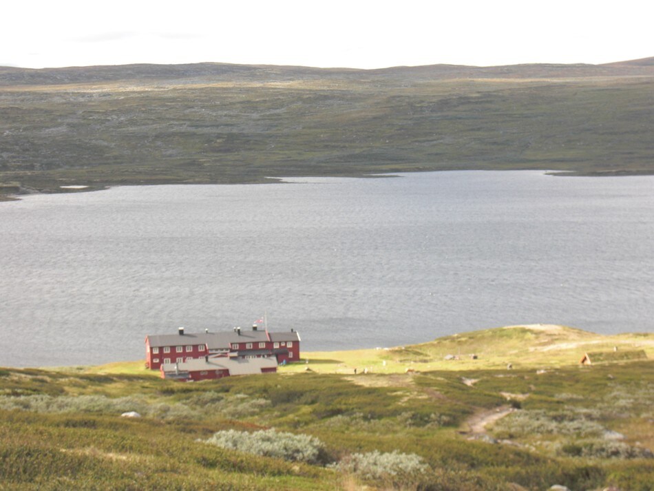 Rauhellern turisthytte på Hardangervidda august 2011, tatt fra høyden i nord, på vei mot Halnebåten.