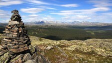 Lengere enn langt bakom syv blåner (Foto: Ove Ruud, Otta) Lengere enn langt bakom syv blåner (Foto: Ove Ruud, Otta)