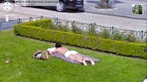 Lettkledd dame i Bergen på Google Street View (Faksimle: Google) Lettkledd dame i Bergen på Google Street View (Faksimle: Google)
