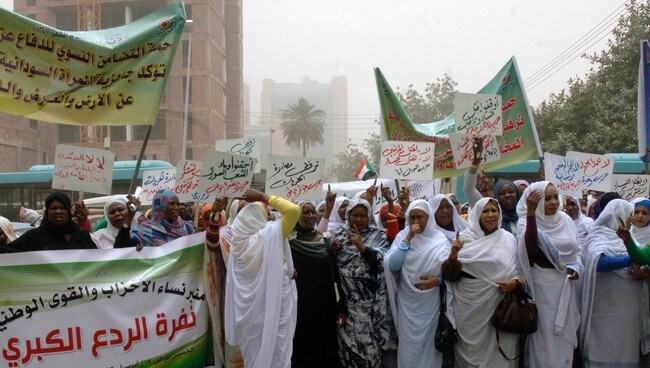 SUDAN/ Members of the Sudanese Women's Union demonstrate outside the U.N. building in Khartoum (Foto: STRINGER/Reuters) SUDAN/ Members of the Sudanese Women's Union demonstrate outside the U.N. building in Khartoum (Foto: STRINGER/Reuters)
