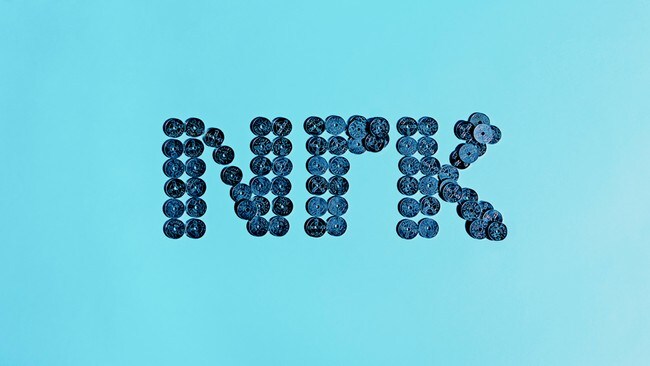 NRK-logo med mynter (Foto: Nadia Frantsen/NRK)