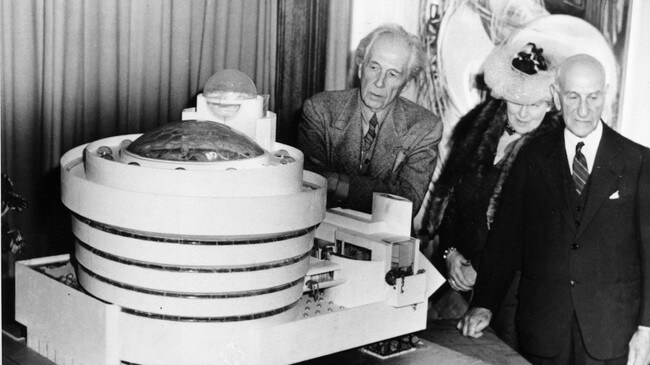 Frank Lloyd Wright, Hilla Rebay og Solomon R. Guggenheim (Foto: Arkivbilde/Scanpix/AP)