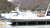 Fallulykke på ferge - En mann omkom da han falt ned fra masta på ferja MS Røst i Svolvær i Nordland lørdag kveld.

 