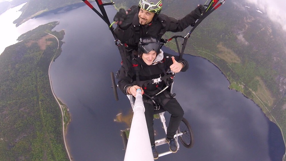 Amun Røstøen Løvland har i samarbeid med elever på Fagskolen i Kristiansand, laget en spesialdesignet rullestol som skal brukes under flyging med paraglider. Denne videoen viser hvordan det gikk på den aller første turen med en passasjer i stolen.