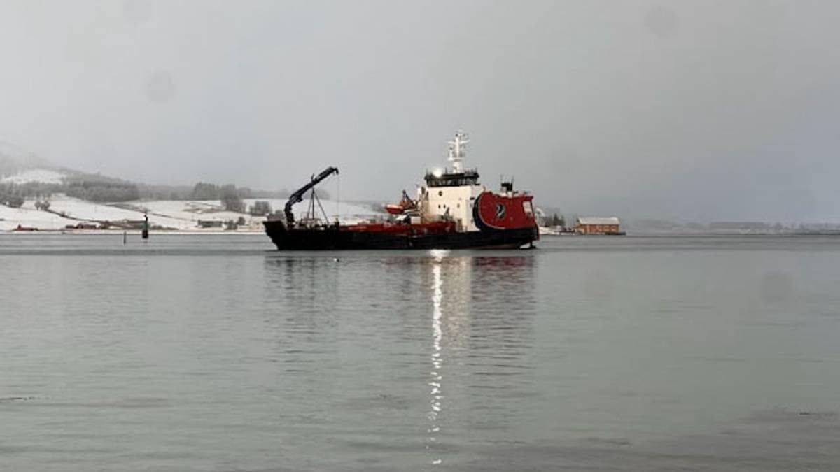 Lekkasje fra grunnstøtt skip utenfor Tjeldsund: Befolkninga merker diesel-lukt