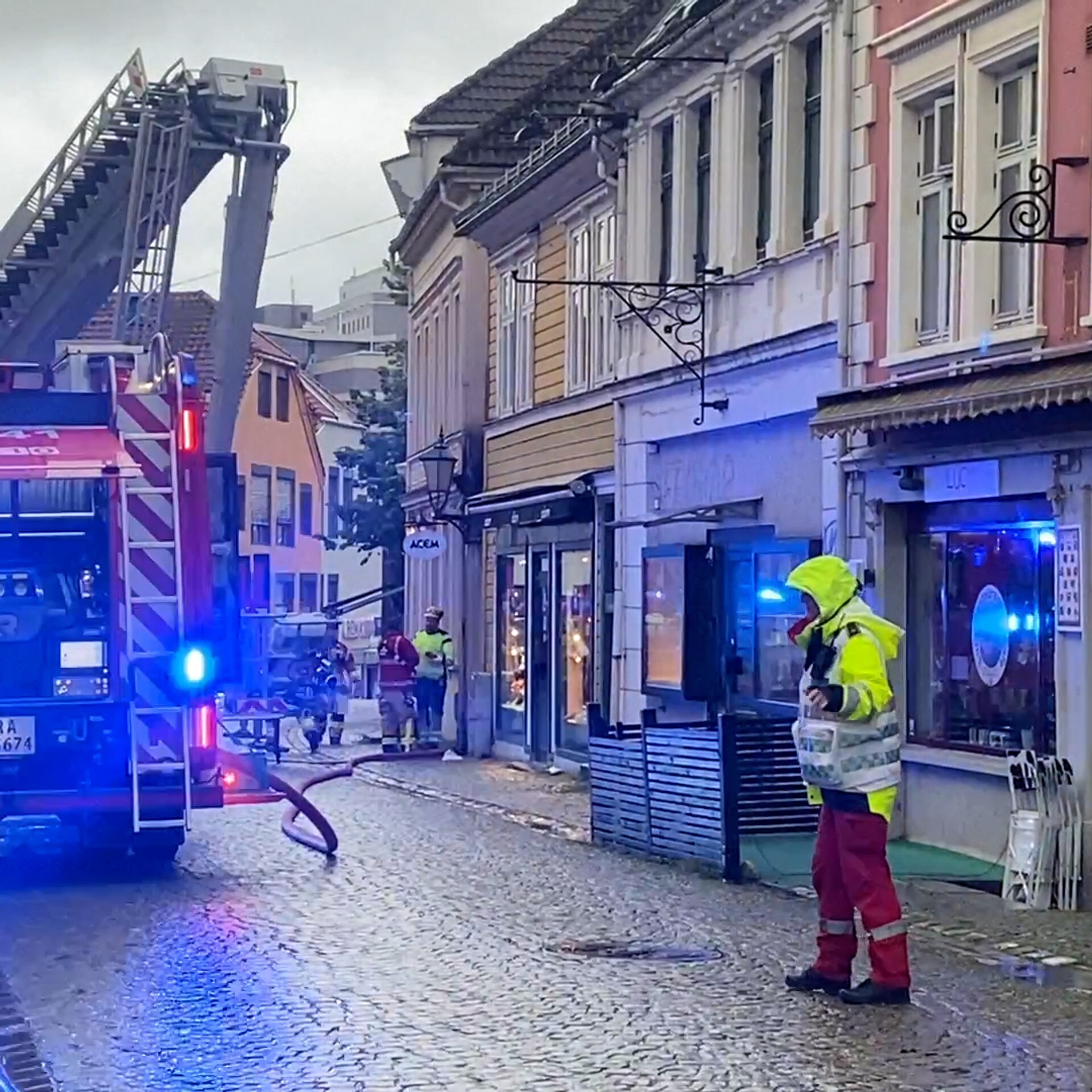 Brann og kraftig røykutvikling i trehusområde i Bergen sentrum