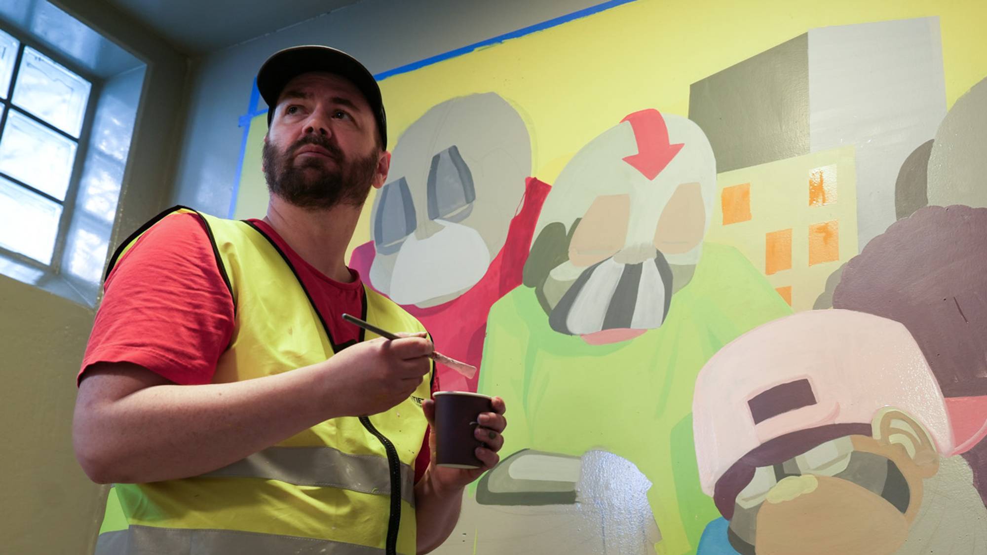 Kunstner Atle Østrem maler veggene på glattcella på Politihuset i Stavanger.