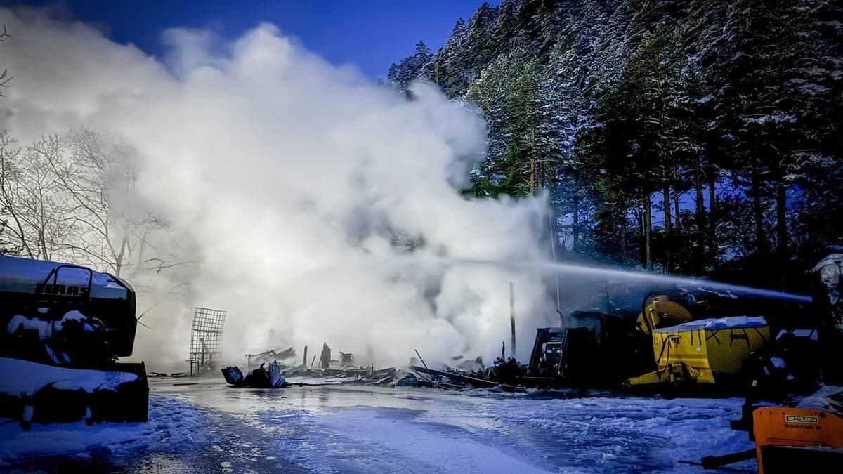 Lagerbygg i Åseral har brent ned