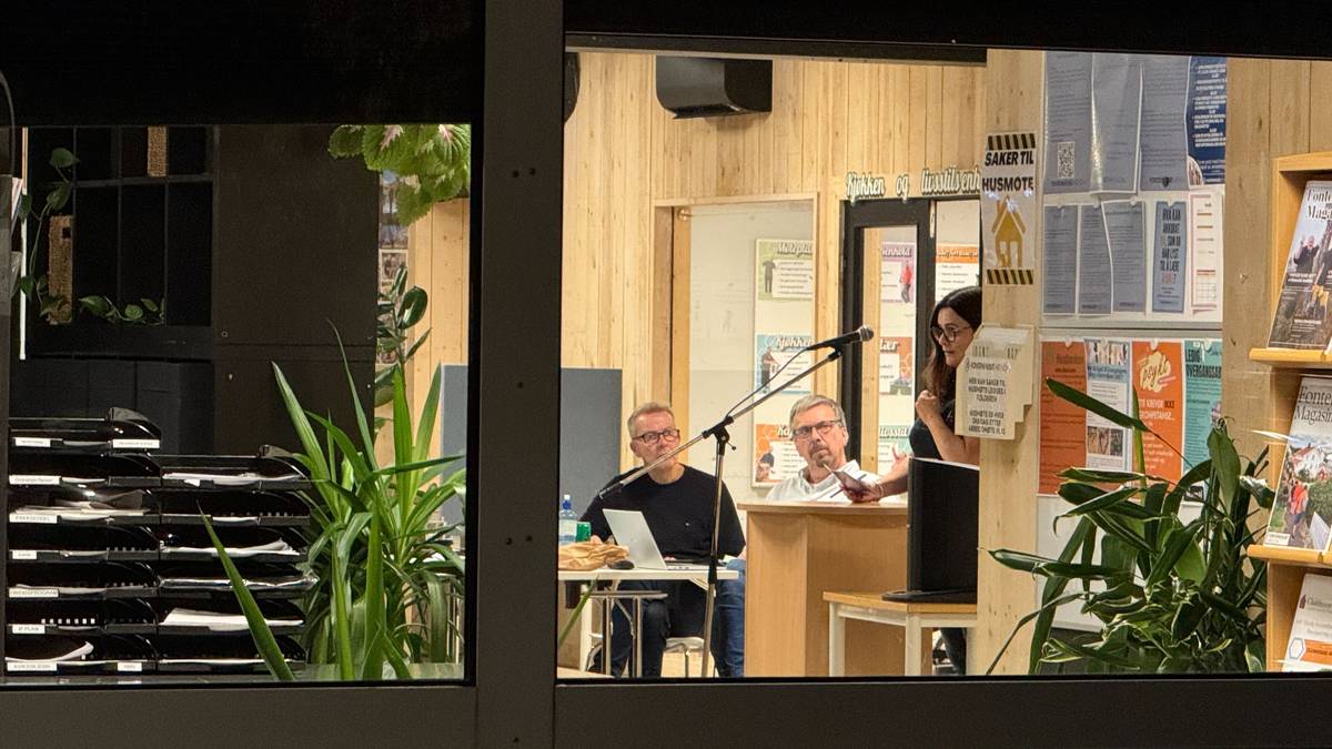 Protesterer mot skolenedleggelser