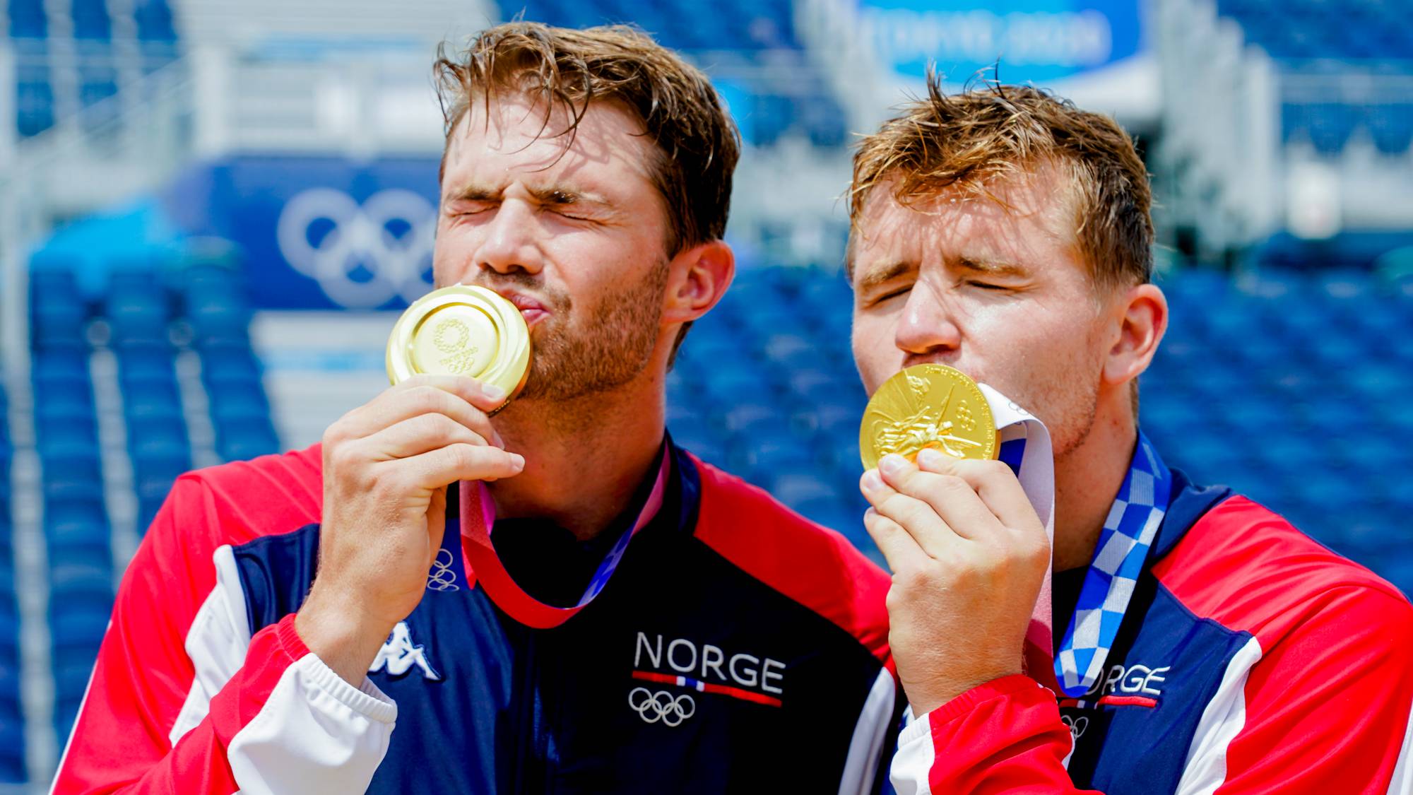Mol og Sørum kysser den olympiske gullmedaljen
