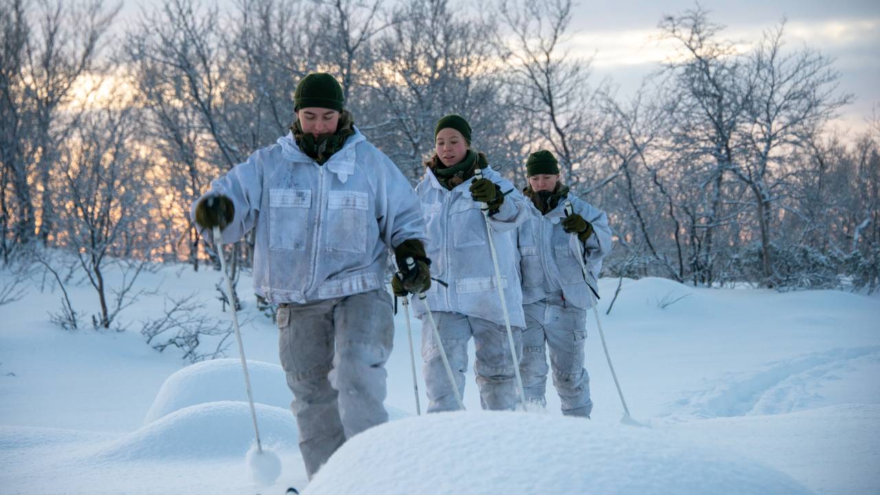 Soldatene øver tett på grensa til Russland, men er mest spent på om de får reise hjem til jul