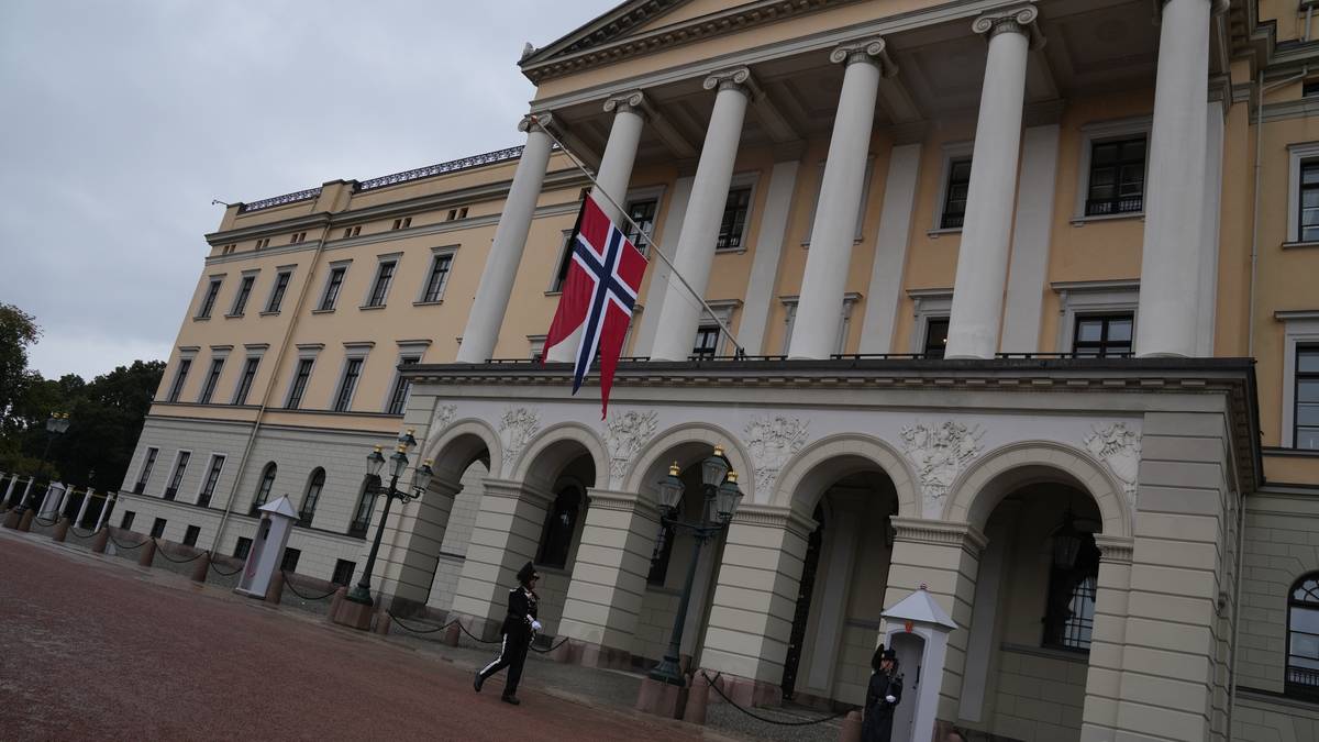 Slottet flagger på halv stang etter prinsesse Astrids bortgang