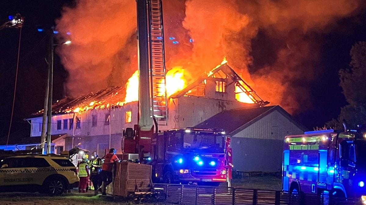 Kraftig takbrann i Nannestad – fare for spredning