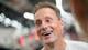 Heiko Junge / NTB Et bilde i nærbilde av en smilende mann med kort, lyst hår. Mannen ser mot høyre og har på seg en hvit t-skjorte. Bakgrunnen er ute av fokus og viser lys.