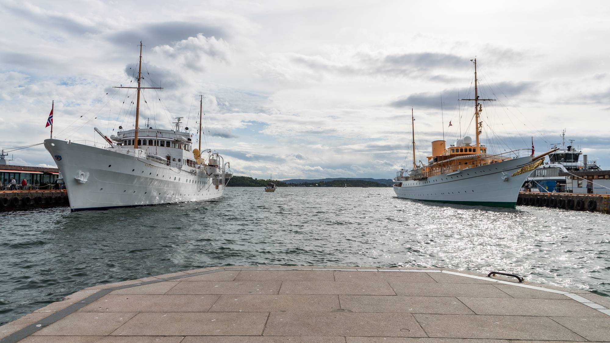 Norsk og dansk kongeskip til kai ved Honnørbrygga ved Oslo rådhus