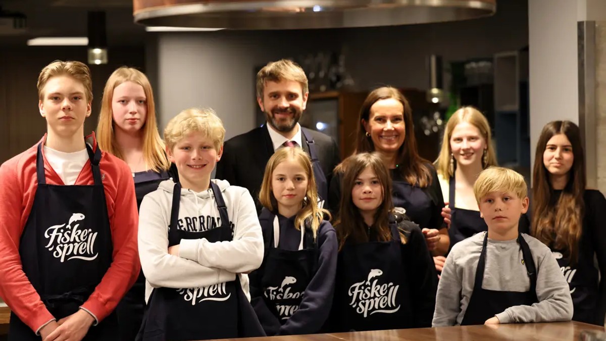 Regjeringen vil ha mer fisk p&aring; tallerkenen &ndash; lot seg imponere av skoleelever