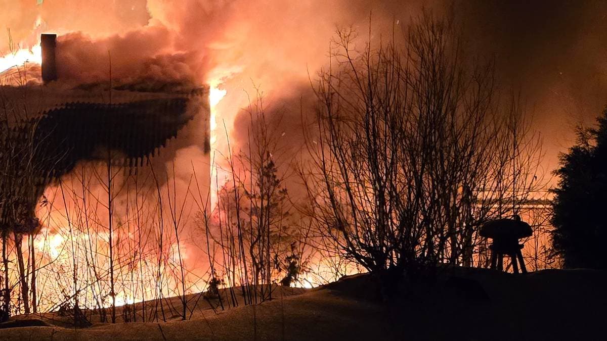Hus brenner ned i Risør