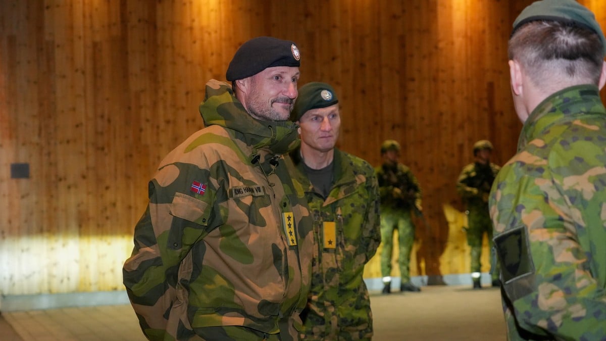 Kong Haakon i Finnmark: Besøkte dem som vokter grensen mot Russland