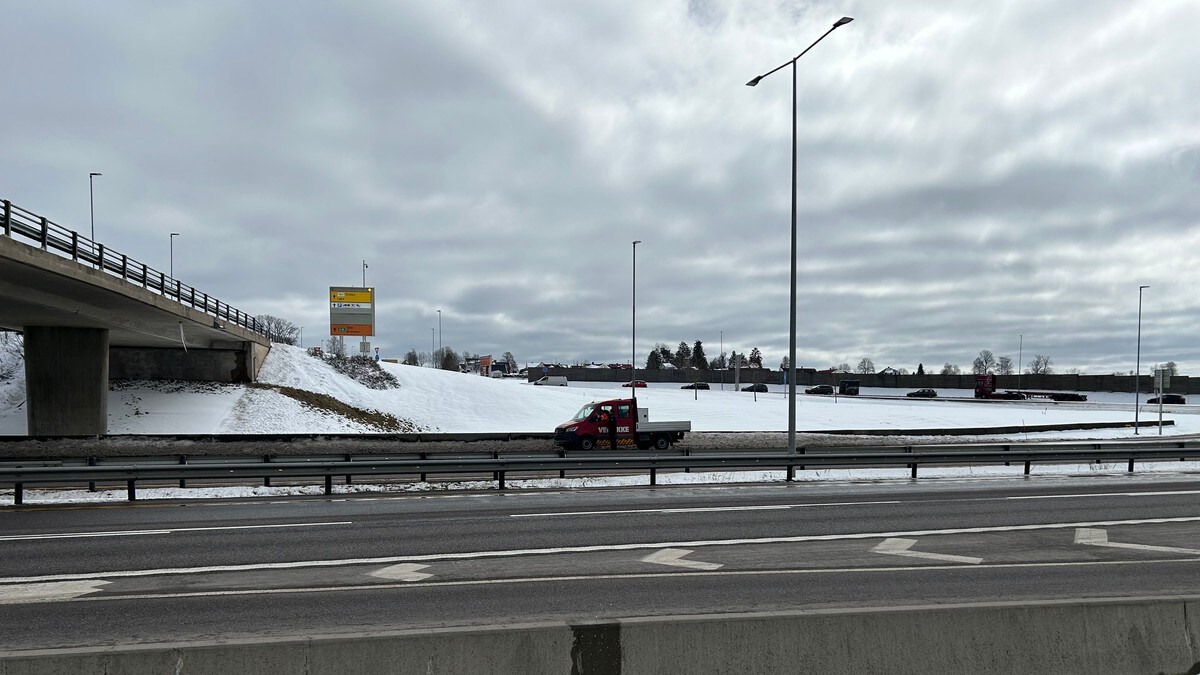 Lastebil krasjet inn i bru på E18 – nordgående retning stengt