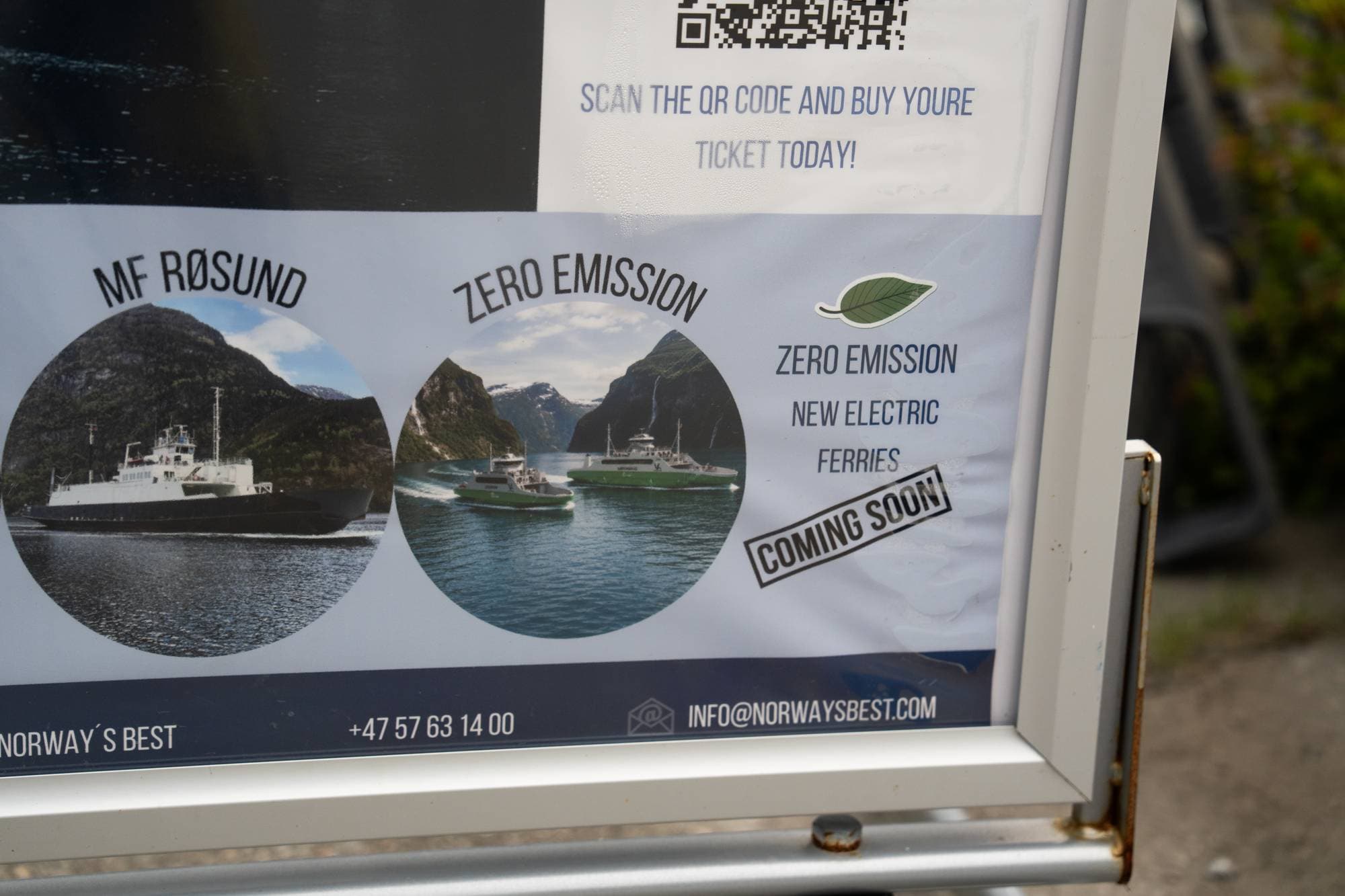 Reklameplakatar for ferger på Geirangerfjorden