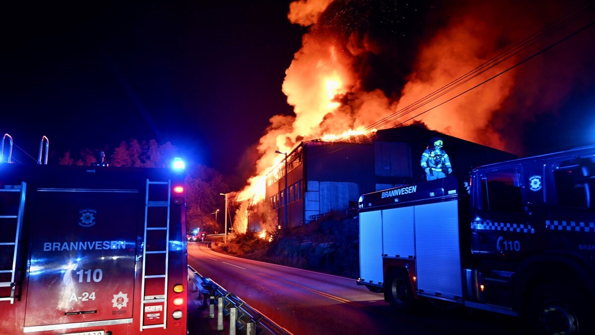Kraftig brann i Arendal – ber folk rundt lukke vinduer