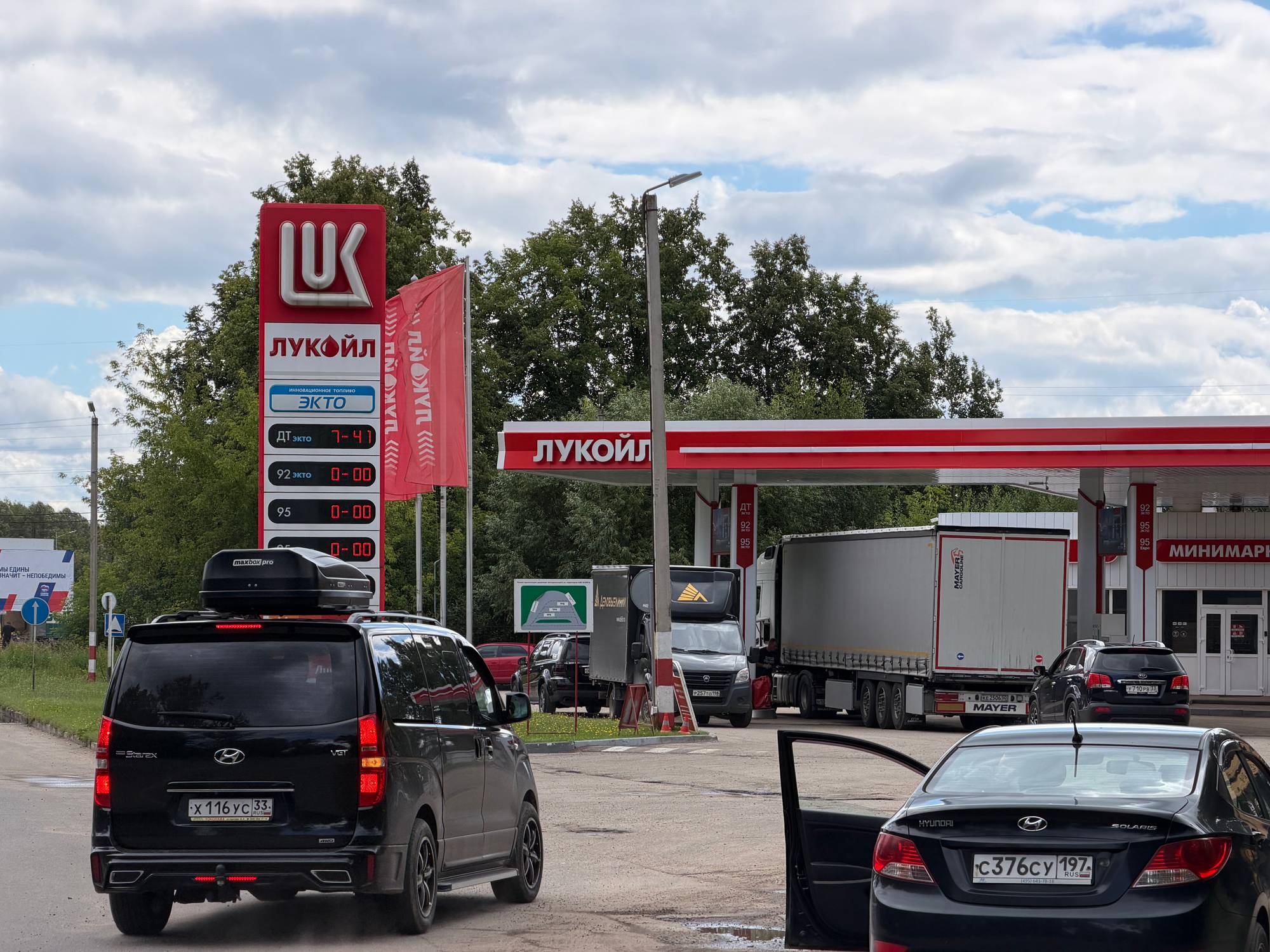 Biler på vei inn til bensinstasjon.