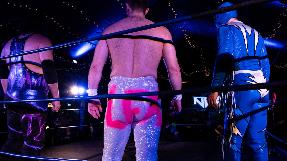 Norsk wrestling vokser: Fullt hus og publikumskaos i Fredrikstad