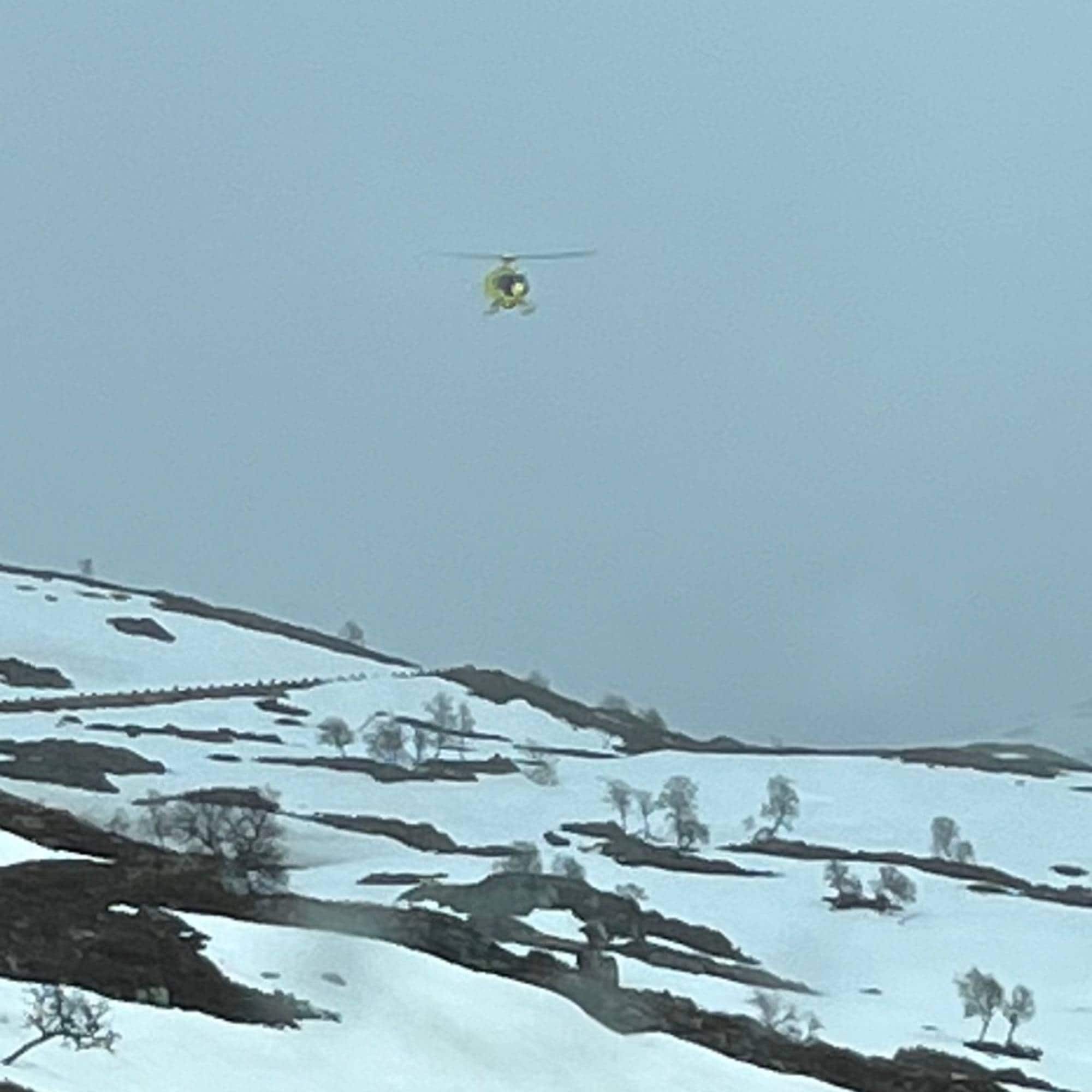 Et ambulansehelikopter høyt oppe på himmelen ved en tunnel