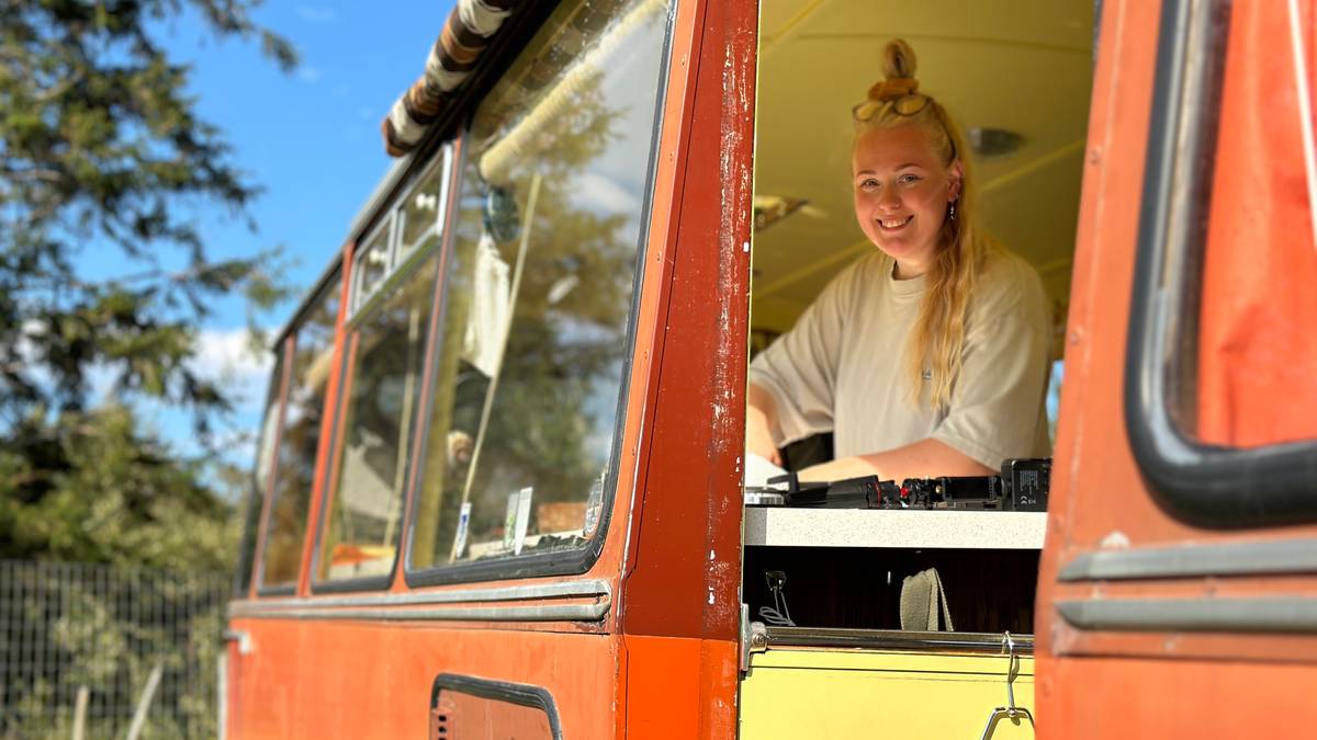 Sa opp jobben og flytta ut av leiligheta – nå bor Karen i buss