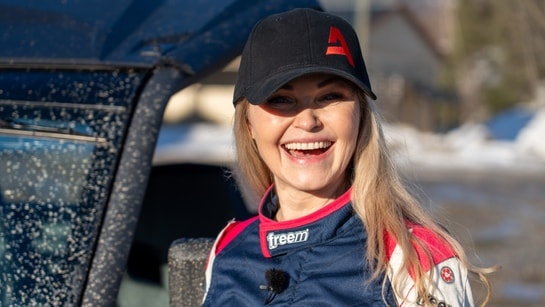 Blir første norske kvinne i ørkenrally – med gravferdsbyrå som sponsor