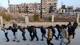 写真:AAREF WATAD / AFP ホムス市で反政府軍に示されるシリア軍職員