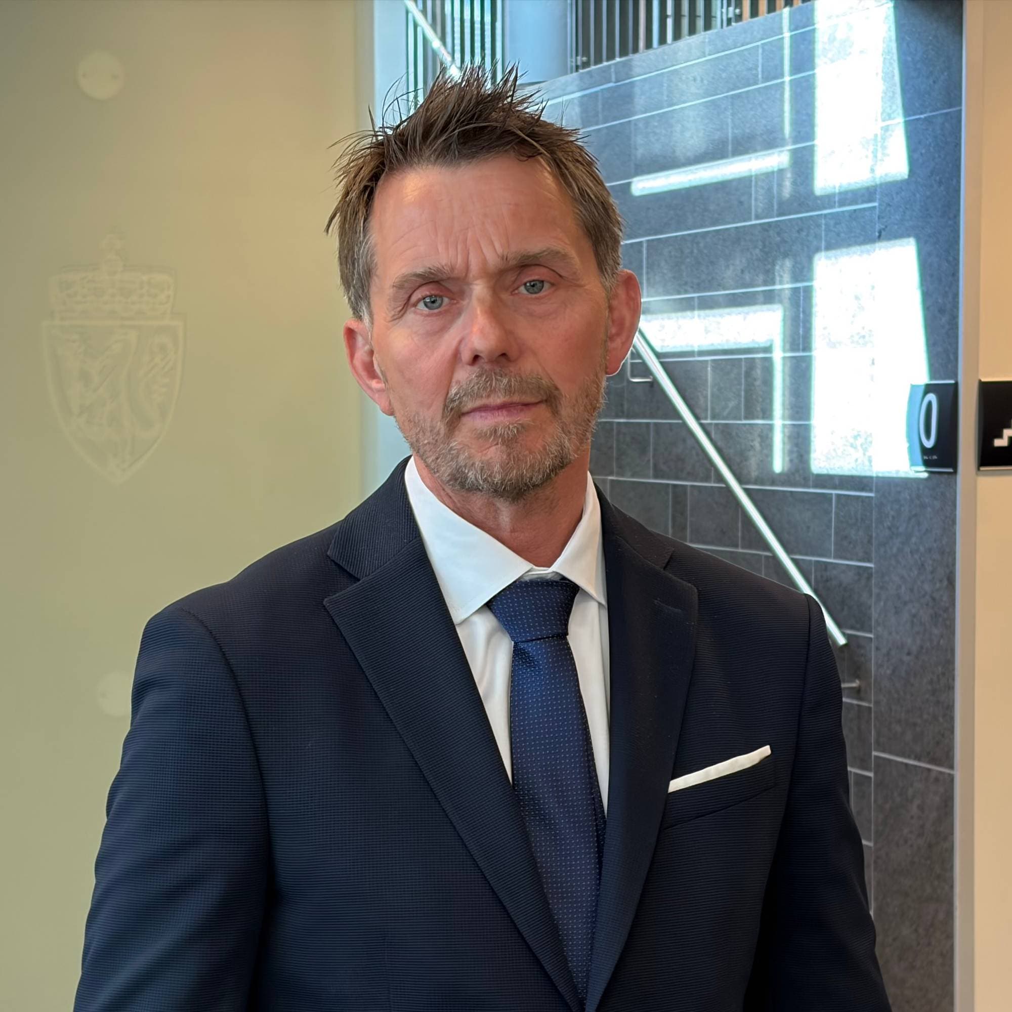 Ken Olav Warth forsvarer mannen som er siktet for drap på Ragge Løkkeberg. Her avbildet i Nord-Troms og Senja tingrett i forbindelse med fengslingsmøtet 27.mai 2026. 
