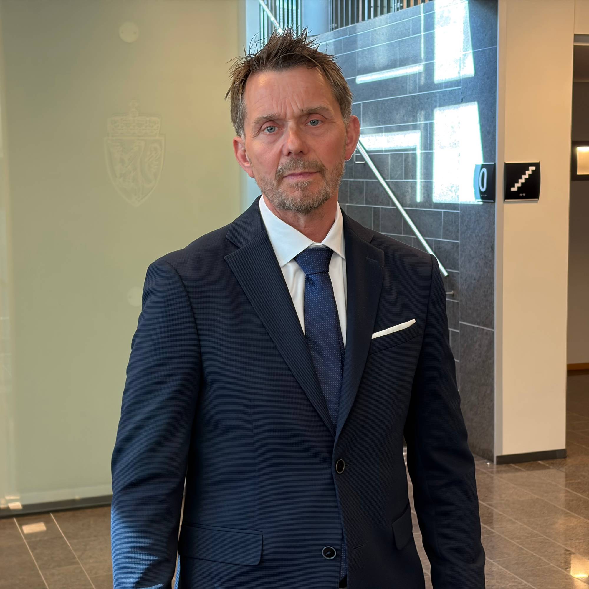 Ken Olav Warth forsvarer mannen som er siktet for drap på Ragge Løkkeberg. Her avbildet i Nord-Troms og Senja tingrett i forbindelse med fengslingsmøtet 27.mai 2026. 
