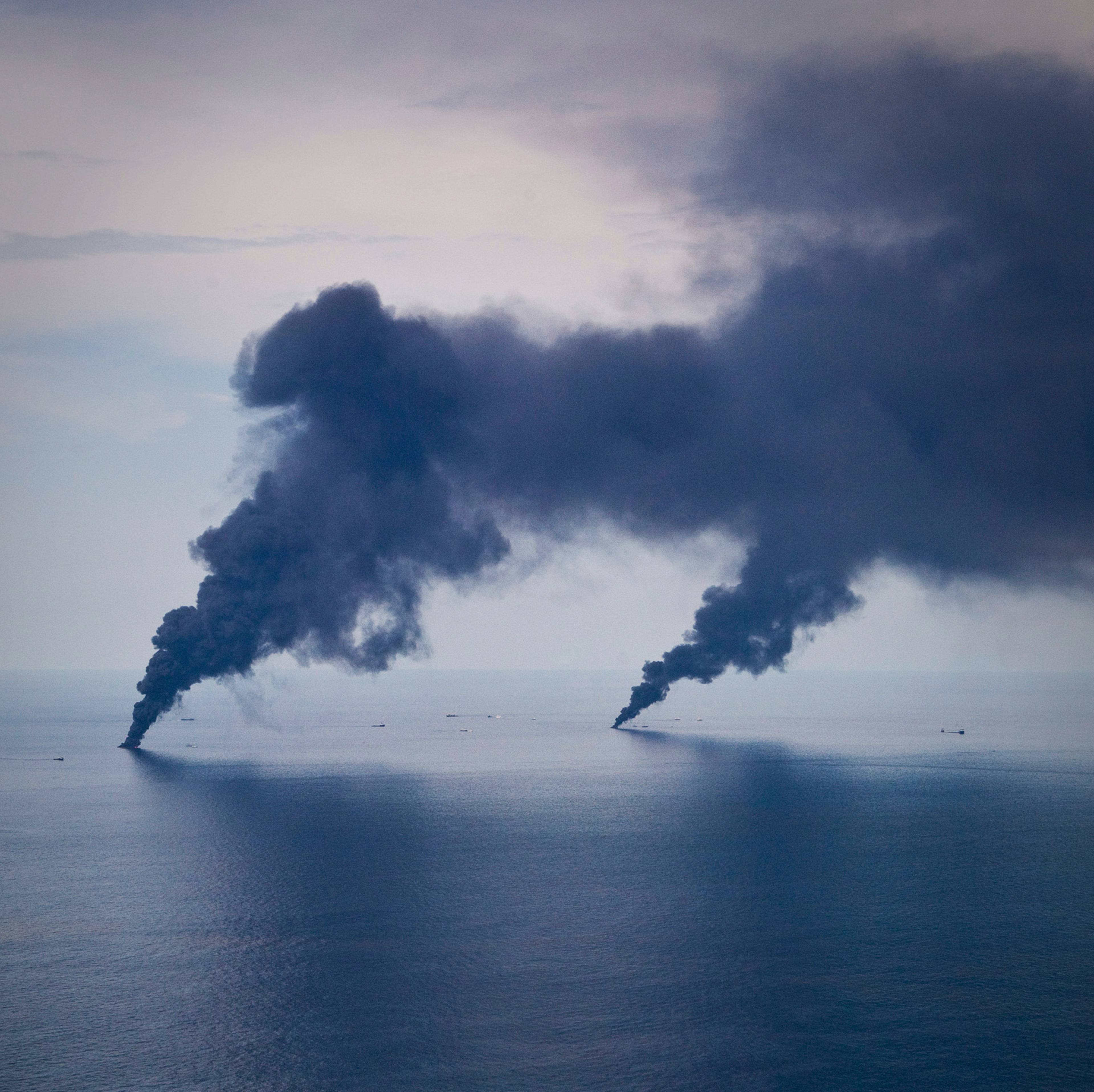 Mørk røyk stiger opp fra overflaten av sjøen når olje brennes av på vannoverflaten nær kilden til Deepwater Horizon-utslippet i Mexicogulfen utenfor kysten av Louisiana 19. juni 2010.