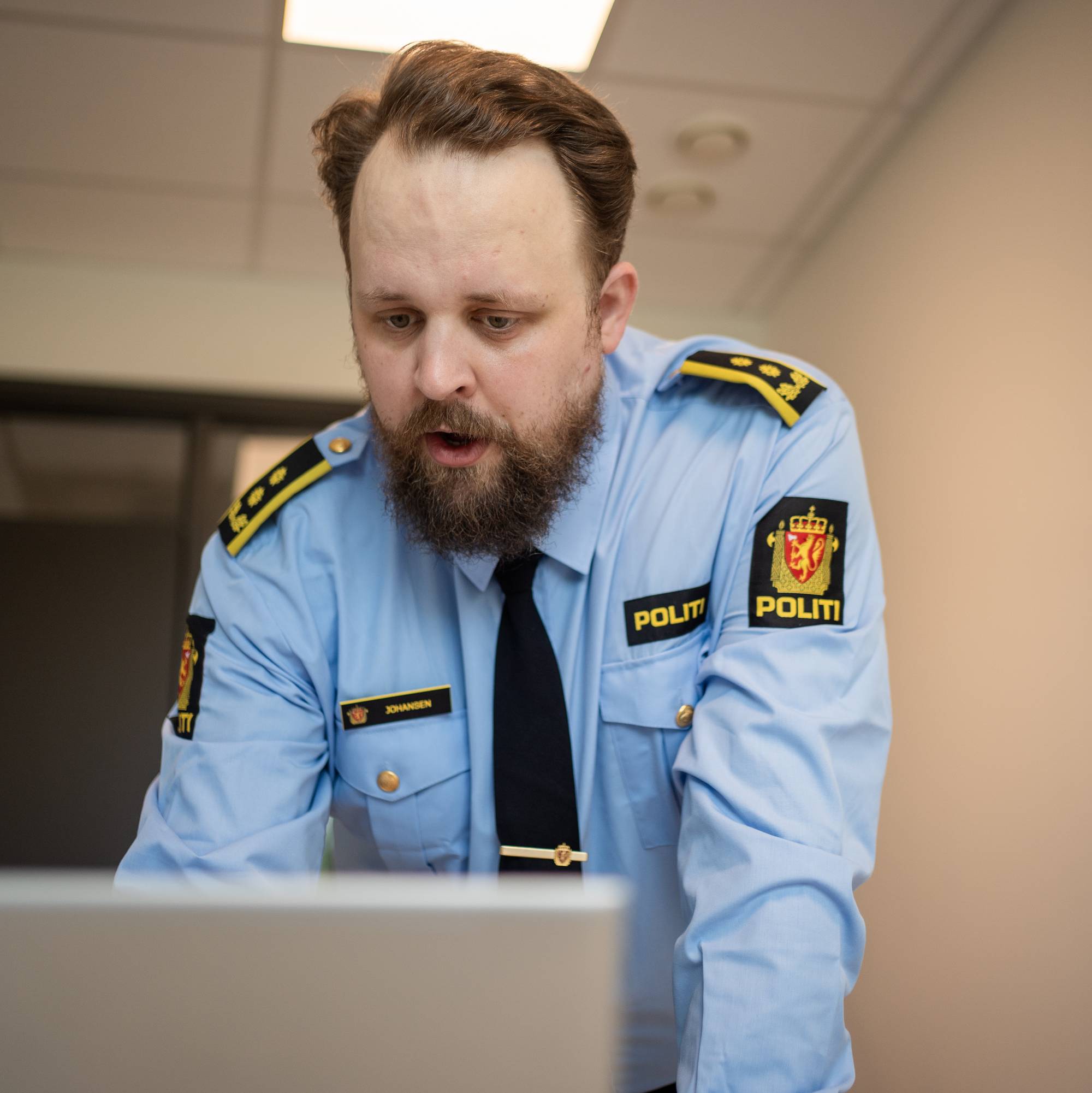 Politimann med datamaskin
