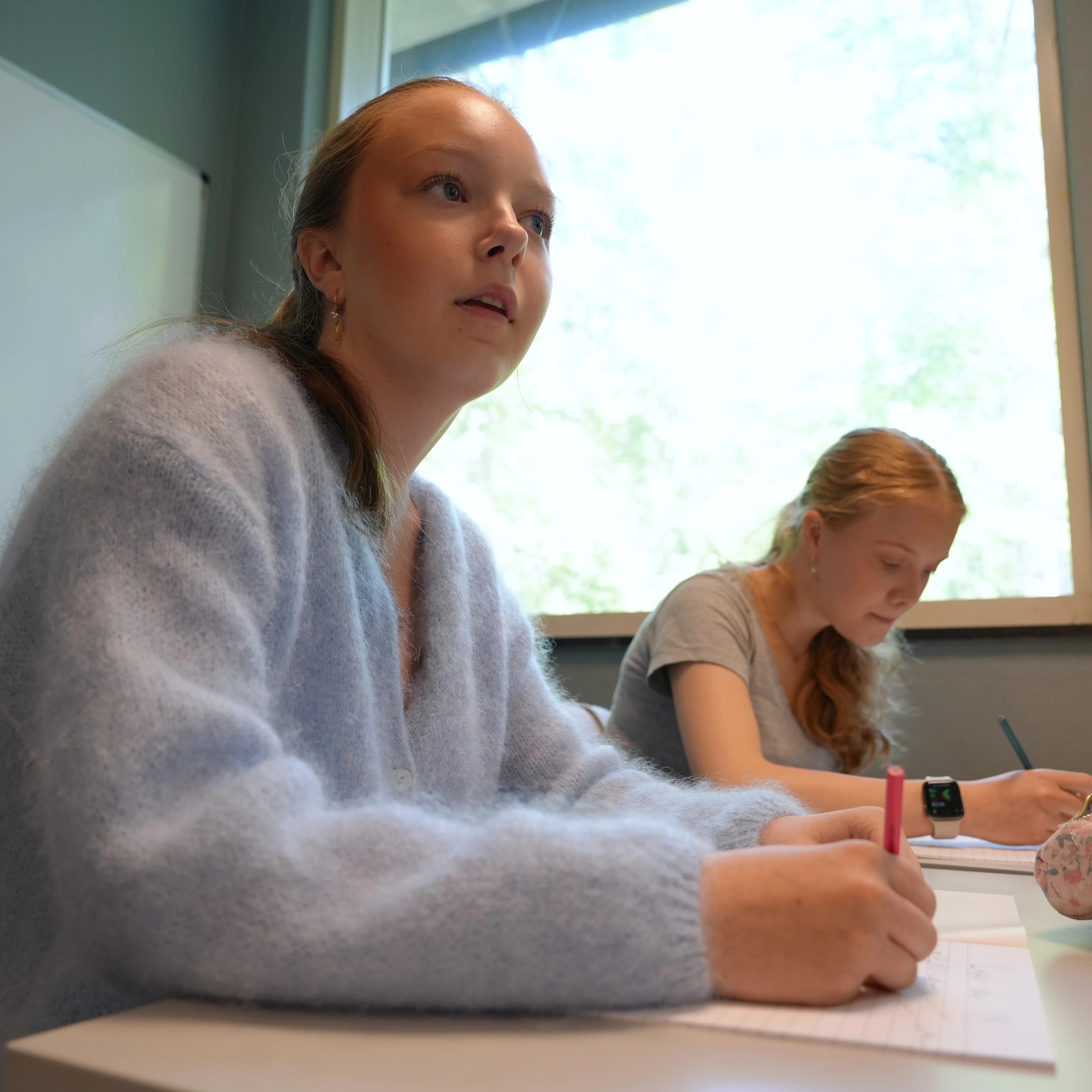 Kristine Hatleskog Fandrem 14 år går i 10.klasse på Kannik skole i Stavanger og sitter i et klasserom og skriver for hånd.