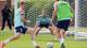 CHUCK BURTON / REUTERS,NTB Tre fotballspillere trener foran et mål. En keeper står i målet og gjør seg klar til å ta imot ballen. To andre spillere er i bevegelse på banen. Bildet viser en fotballtrening. (Bildebeskrivelsen er laget av en KI-tjeneste)