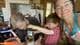 Privat Tre generasjonar lager middag. Forfattar, sonen Bill og besta.