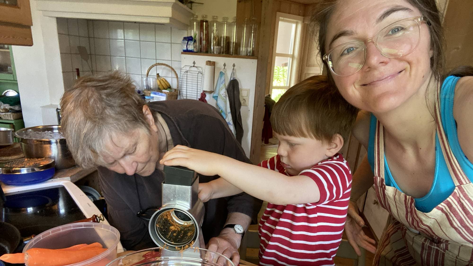 Tre generasjonar lager middag. Forfattar, sonen Bill og besta.
