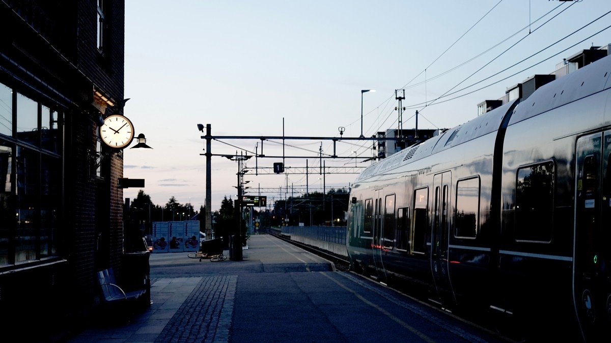 Tre gutter la seg ned på togskinnene – peker på Tiktok-trend