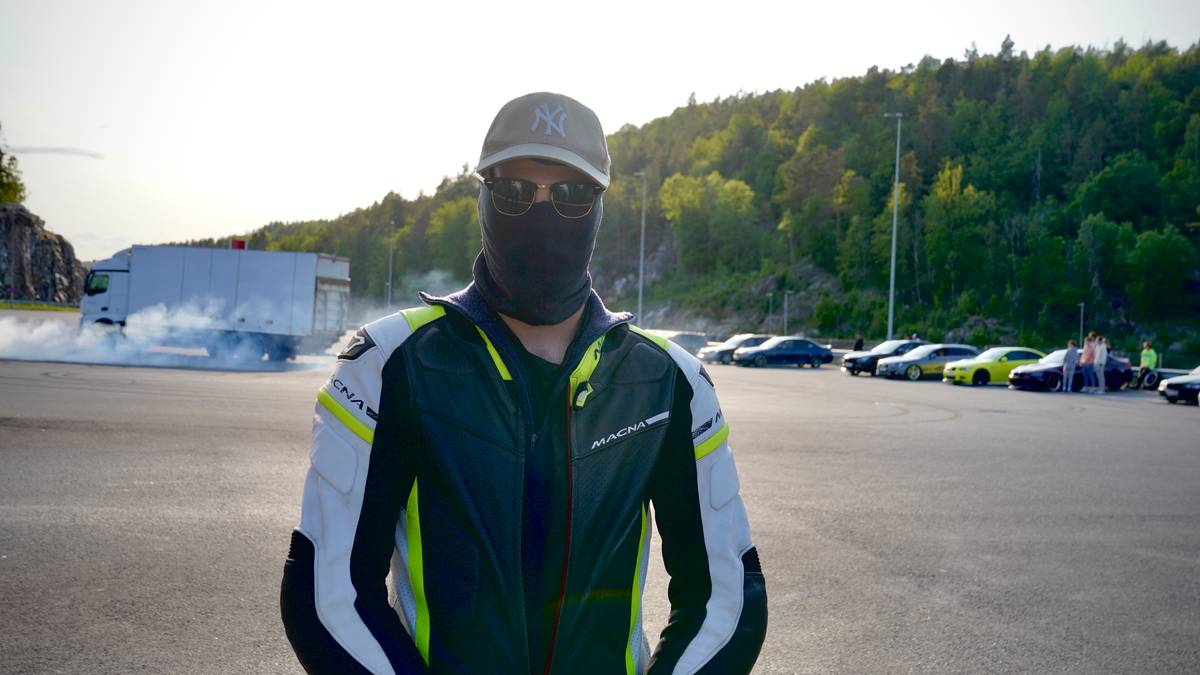 Dro motorsykkelen på bakhjulet i minst 160 km/t