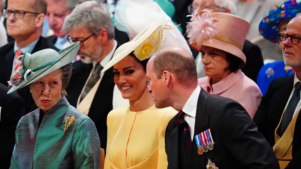 Prins William i munter passiar med sin tante, prinsesse Anne under festgudstjenesten i St. Pauls katedral.